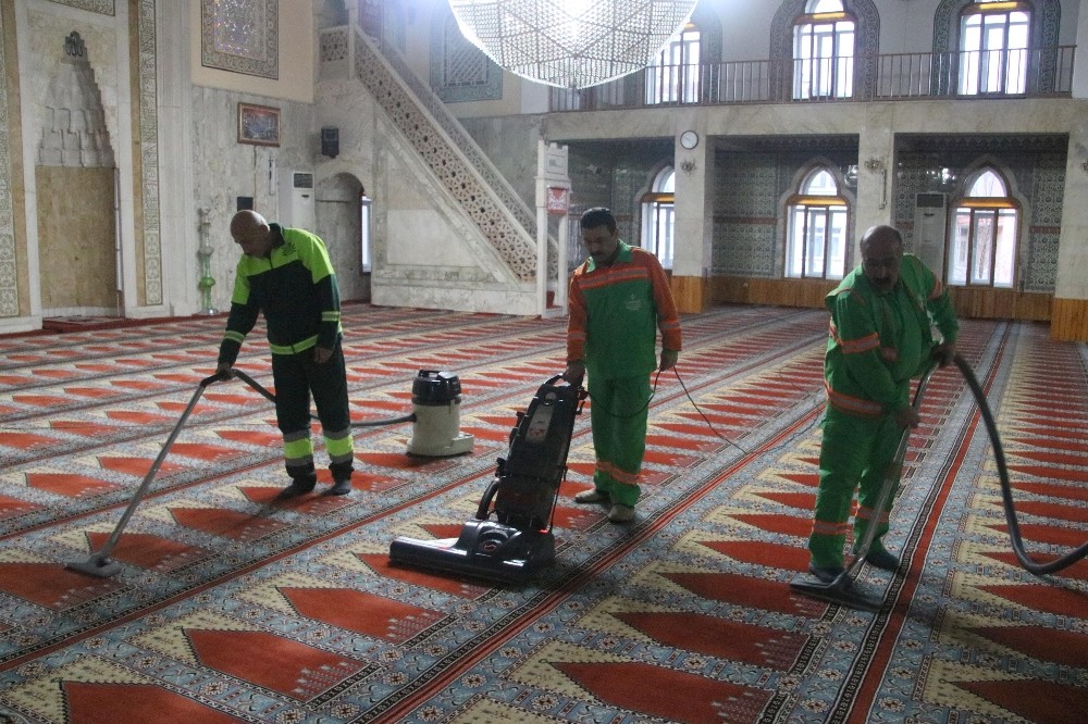 Çankaya’da camiler temizleniyor 