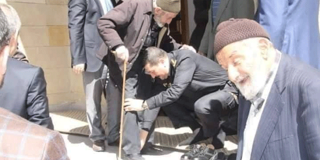 Çankırı İl Emniyet Müdürü Sadettin Aksoy’un cuma namazı sonrası çekilen fotoğrafı sosyal medyayı salladı!