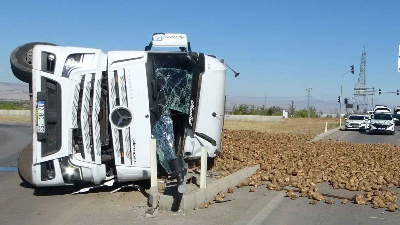 Çankırı-Kastamonu yolunda tır devrildi! Pancar yüklü araç kazaya karıştı