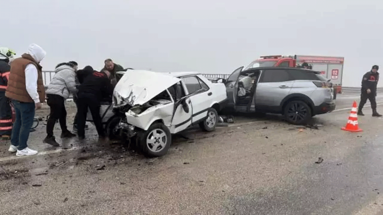 Çankırı'da cip ile Tofaş kafa kafaya çarpıştı: Ölü ve yaralılar var!