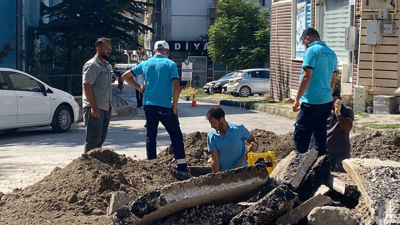 Çankırı’da kepçe doğal gaz borusunu deldi! Mahallede panik yaşandı