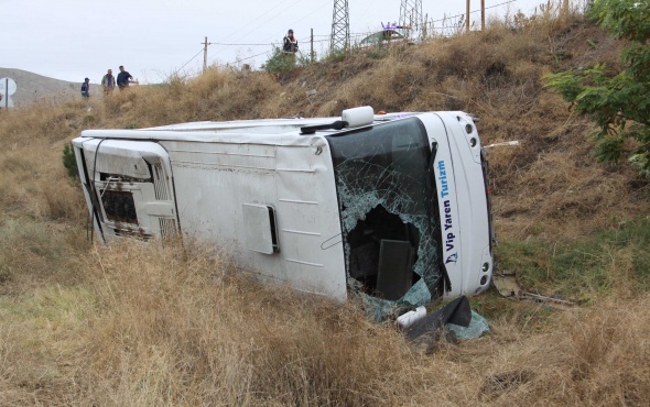 Çankırı'da öğrenci servisi devrildi: Çok sayıda yaralı var!