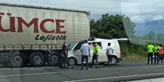 Çankırı'da panelvan minibüs tıra arkadan çarptı