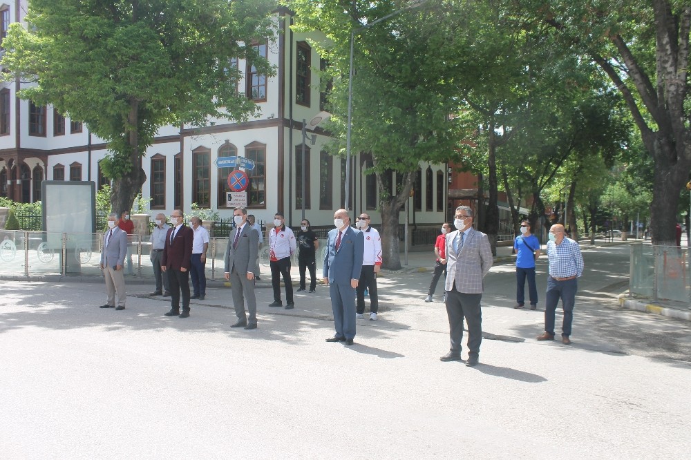 Çankırı’da sosyal mesafeli çelenk töreni 