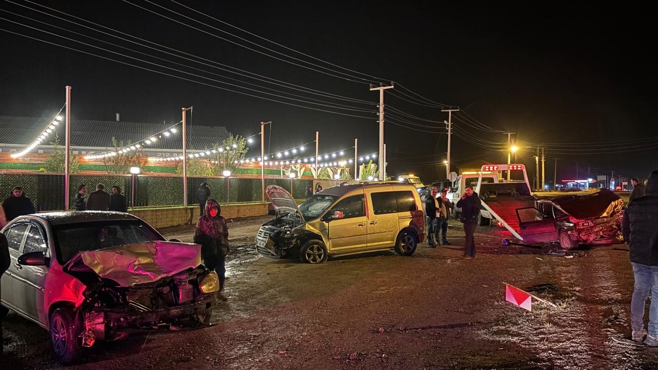 Çankırı'da zincirleme kaza: 1'i ağır 9 kişi yaralandı
