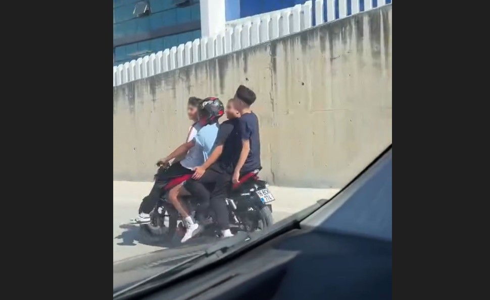 Canlarını hiçe saydılar! 1 motora 4 kişi bindiler