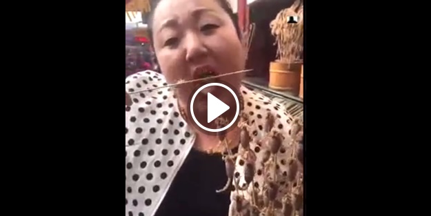 Canlı akrep şiş yiyen Çinli kadın!