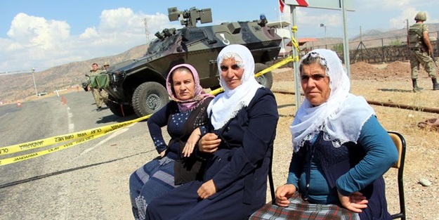 Canlı kalkanlar Mehmetçik'in sandalyesinde dinlendi