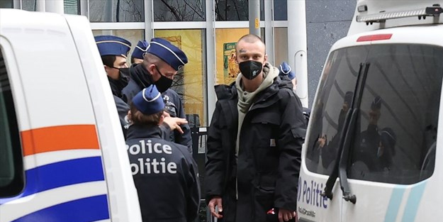 Canlı yarasa yemek istedi! Parlamento önünde polisi alarma geçiren eylem