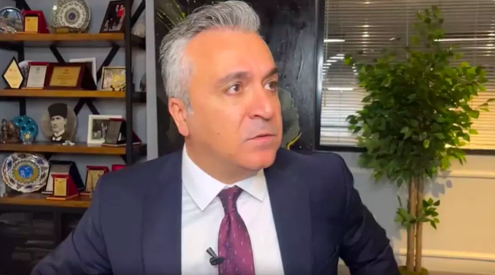 Canlı yayın sırasında depreme yakalandı, panik anları kameraya yansıdı