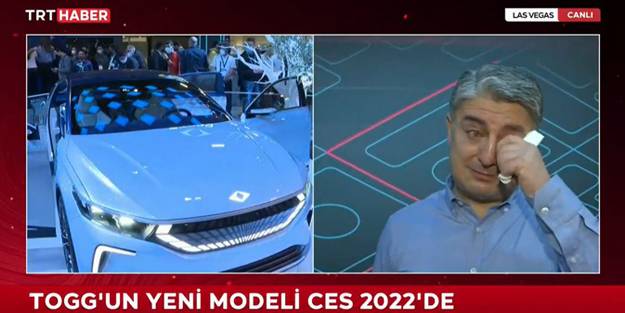 Dünya sahnesinde görücüye çıkan TOGG'un CEO'su Gürcan Karakaş canlı yayında gözyaşlarını tutamadı
