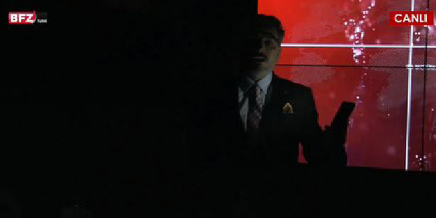 Canlı yayında ilginç anlar! Ana haber bültenini karanlıkta sundu
