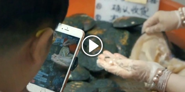 Canlı yayında istiridyeden inci çıkarıp satarak milyoner oldu