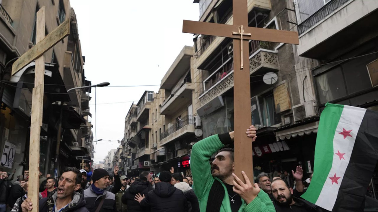 Suriye'de Noel ağacına saldırı: Hama, Şam ve Humus'ta protestolar düzenlendi