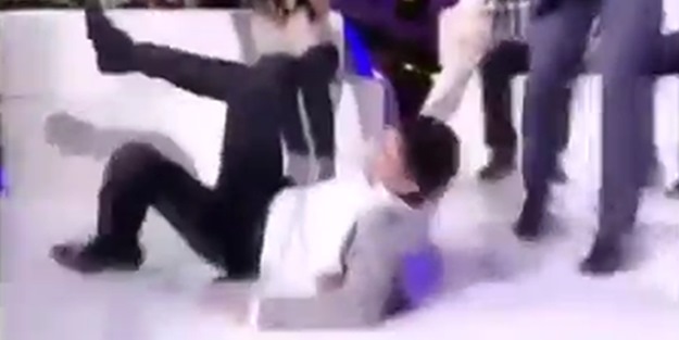 Canlı yayında fena yere çakıldı