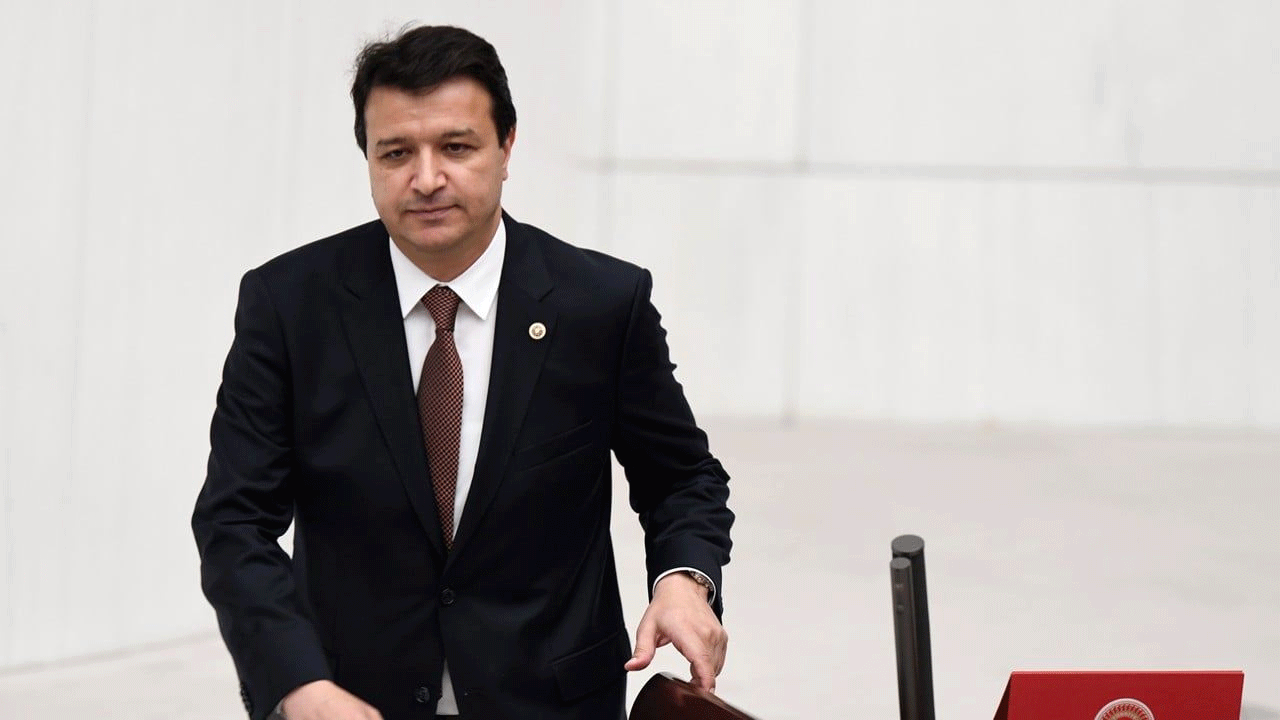 Canlı yayında tek tek gösterildi! Al sana Cumhuriyet’in ‘dik duruş’ örnekleri Mahmut Arıkan!