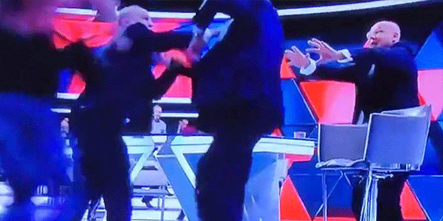 Canlı yayında yumruklu kavga! Gazeteci ve eski bakan birbirine girdi