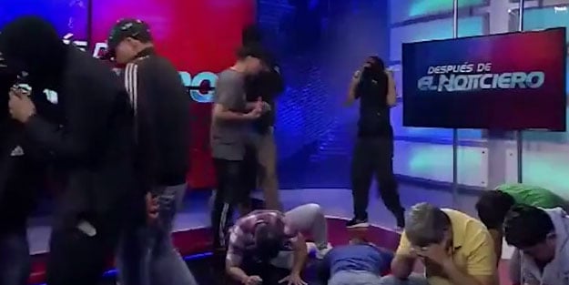 Canlı yayını basan çeteler spikerin cebine dinamit koydular