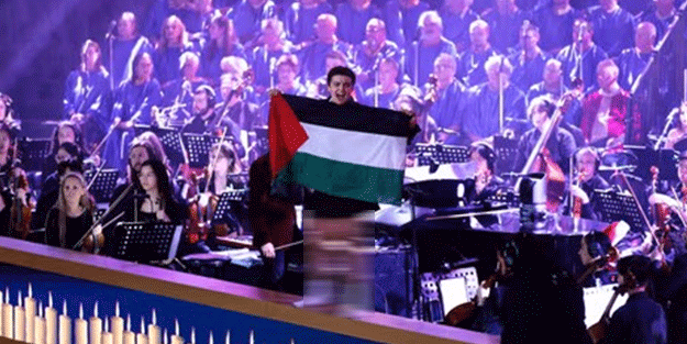 Canlı yayınlanan Noel programında Filistin protestosu! "Sizler burada Noel şarkıları söylerken Filistin'de çocuklar ölüyor"