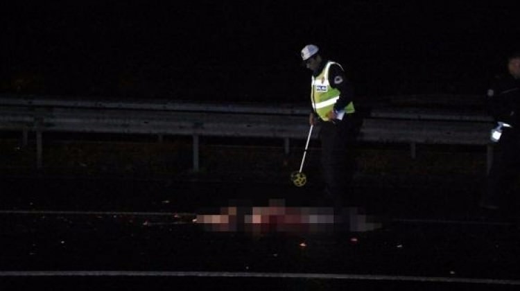 Cansız bedeni yola savruldu! Bu da yetmezmiş gibi