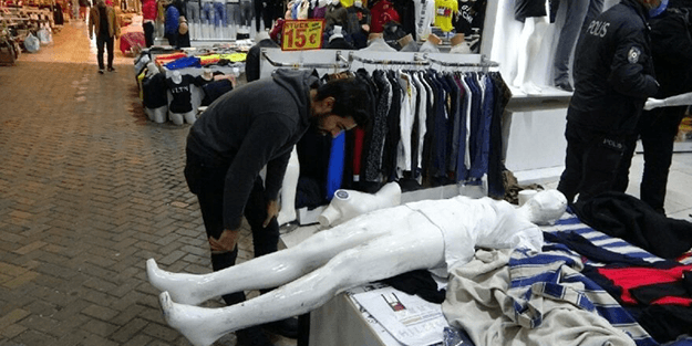 Cansız mankeni bile soydular! Kıyafet hırsızları böyle yakalandı!