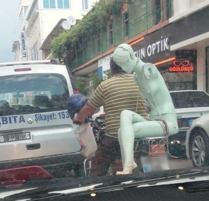 Cansız mankenle şaşırtan seyahat 