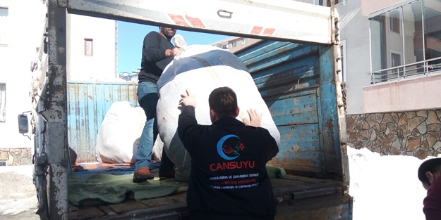 Cansuyu Derneğinden Van'daki depremzedelere yardım