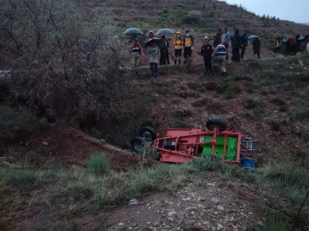 Çapa motoru şarampole yuvarlandı: 1 ölü, 1 yaralı 