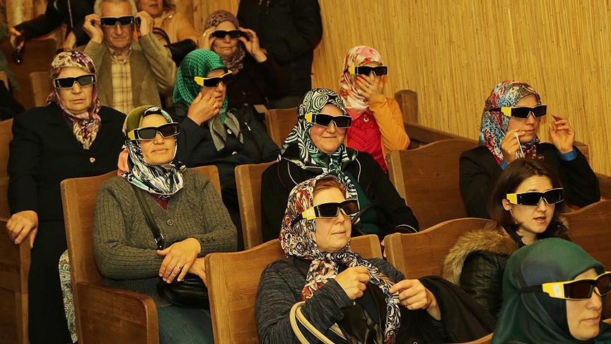 'Çapalarını bırakıp' sinemaya gittiler