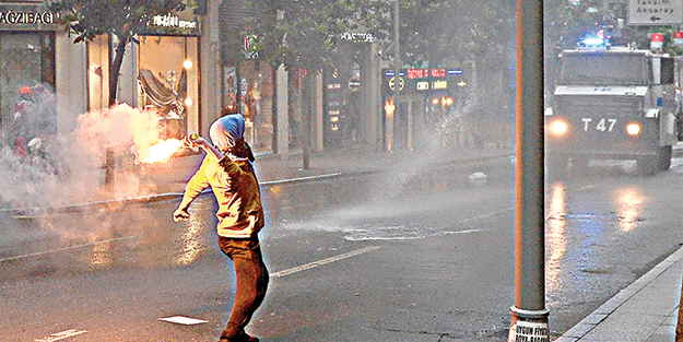 Çapulcular polis yaktı