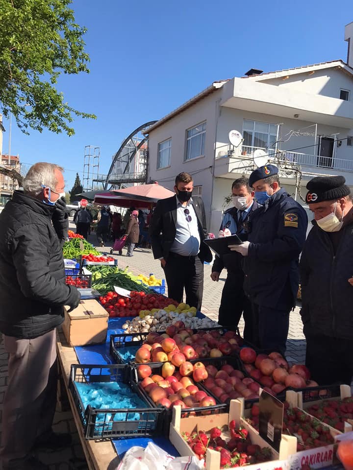 Çardak pazarında korona virüs denetimi 