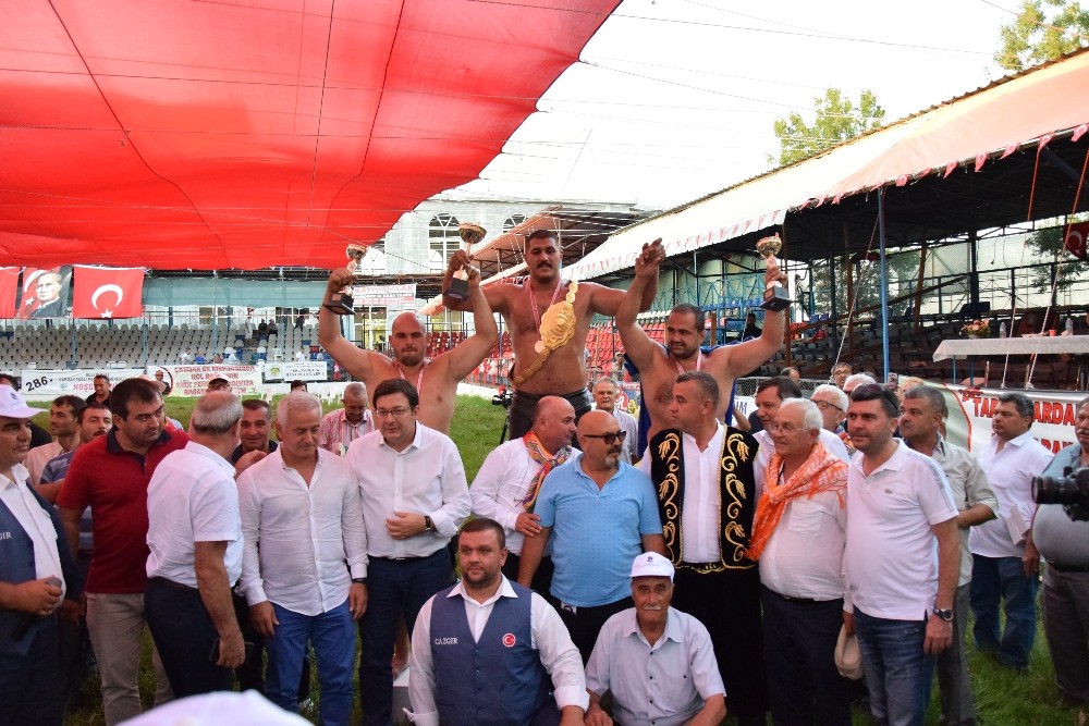 Çardak Yağlı Pehlivan Güreşlerinde başpehlivan Tanju Gemici oldu 