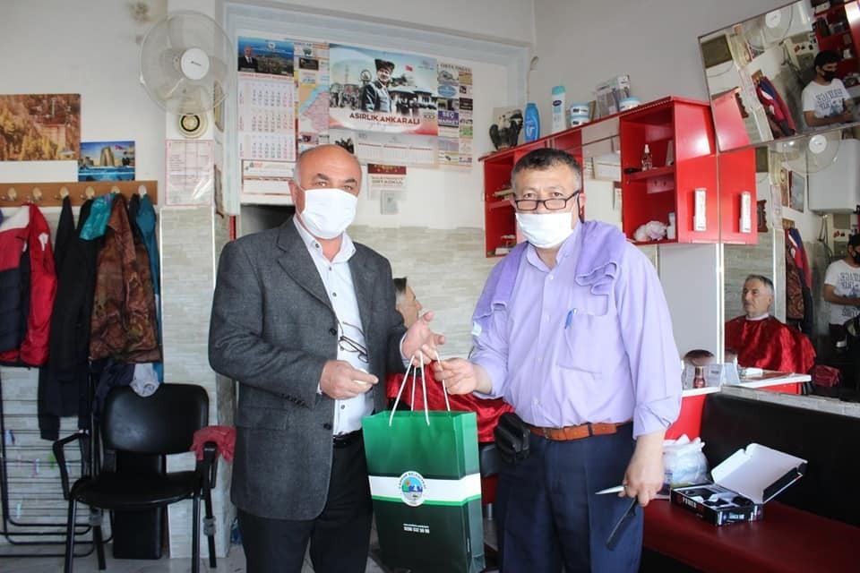 Çardak’ta berber ve kuaförlere maske dağıtıldı 