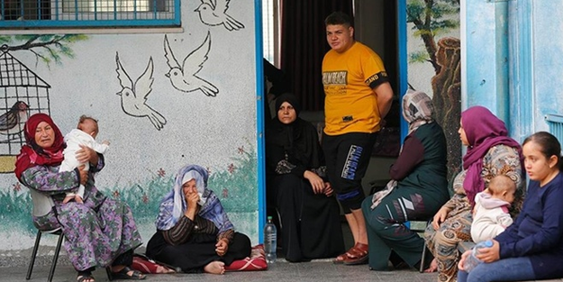 Çaresiz Filistinliler okullara sığınıyor