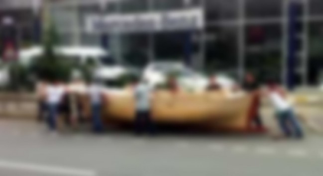 Çaresiz kaldılar, teknelerini karadan yürüttüler