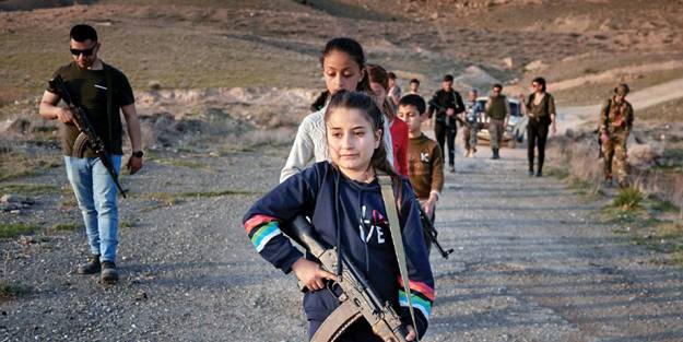 Çarpıcı görüntüler! Türklere karşı sınırdaki çocuklara silah eğitimi veriyorlar