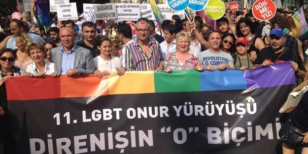 Çarpık zihniyet mide bulandırdı... Bunu ancak CHP’li Tanal yapardı! LGBT’lilerle kolkola girip camiyi savun!
