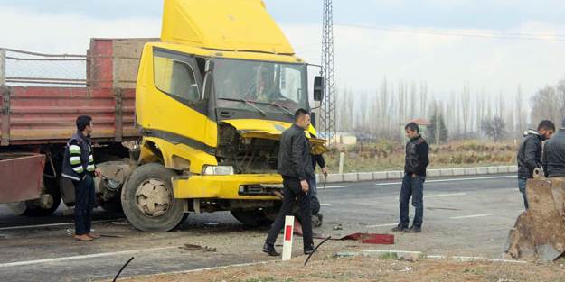 Çarpıp kaçan aracın plakasını çamura yazdılar