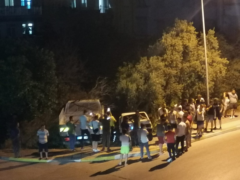 Çarpışan araçlar bahçeye girdi: 2 yaralı 