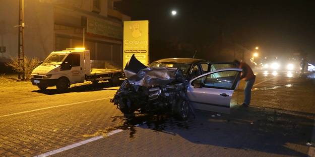 Çarpışan iki otomobilin sürücüleri ağır yaralandı