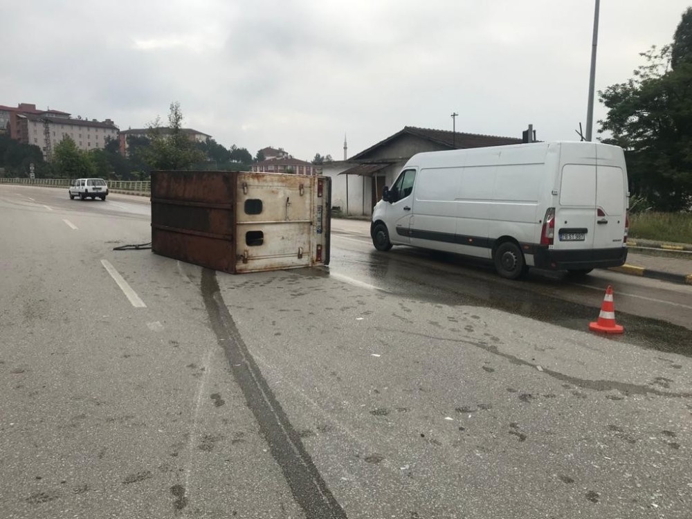 Çarpışan kamyonetlerden biri yan yattı 