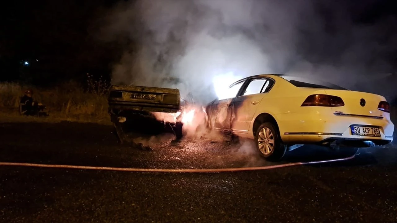 Çarpışan otomobiller alev aldı!