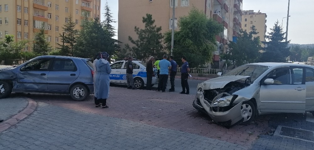 Çarpışan otomobiller kaldırıma çıktı: 2 yaralı 