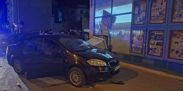 Çarpışan otomobiller markete daldı