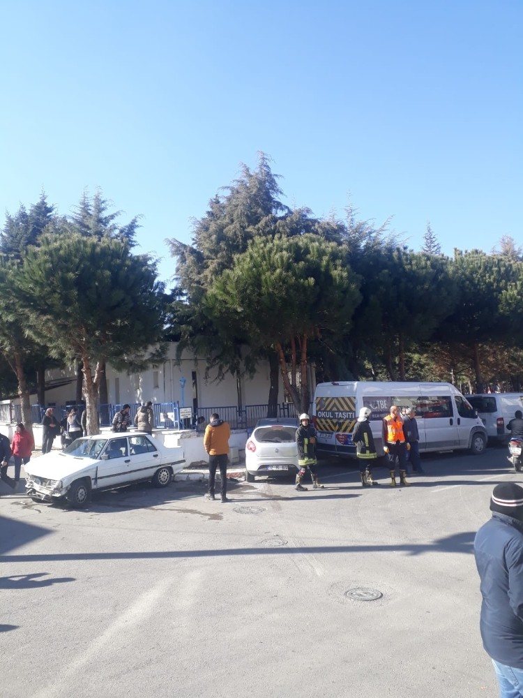 Çarpışan otomobiller park halindeki başka araca çarptı: 3 yaralı 