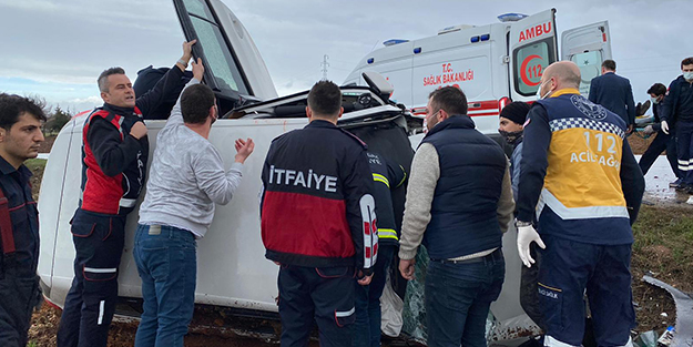 Çarpışan otomobillerde sıkışıp kaldılar! Yaralılar var