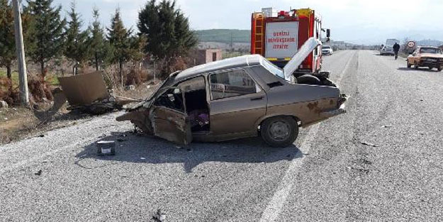 Çarpışan otomobillerden biri ikiye bölündü: 4 yaralı