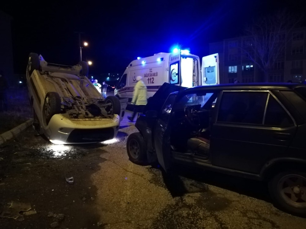Çarpışmanın etkisiyle savrulan araç yoldan çıkıp takla attı 