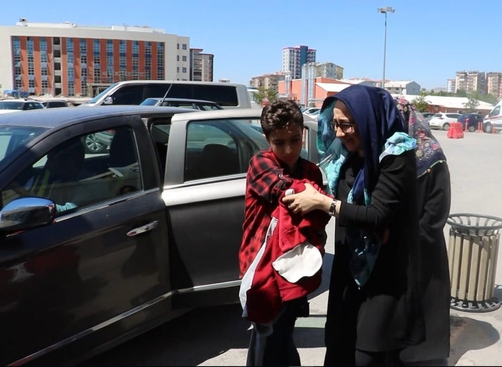 Çarptığı çocuğu, lastiği patlak otomobiliyle hastaneye yetiştirdi 