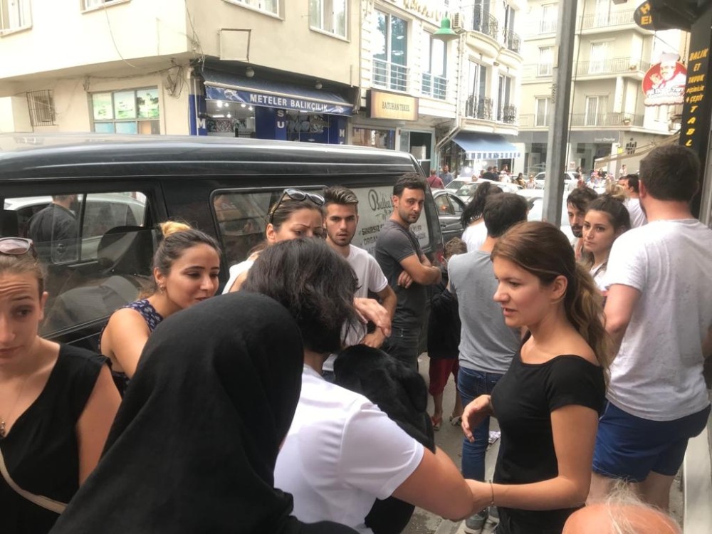 Çarptığı köpeği veterinere götürdü 